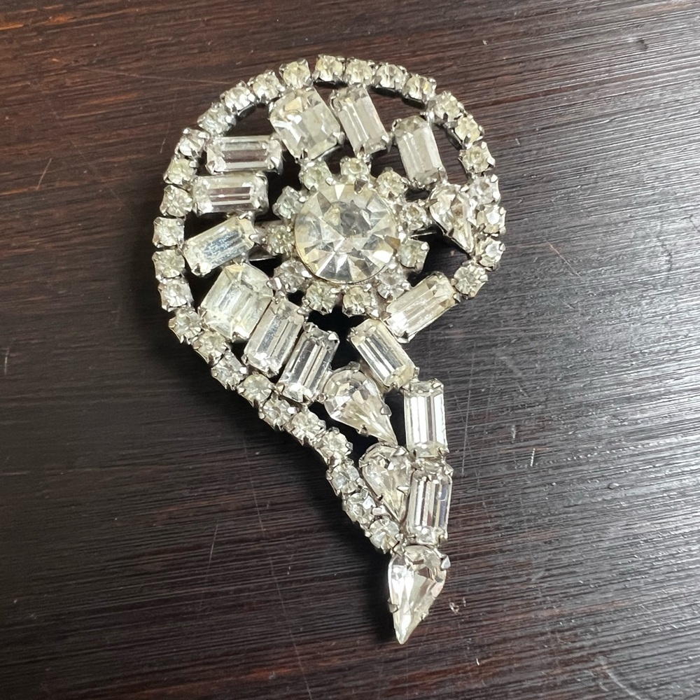 Vintage Unsigned Brooch Pin Paisley Clear Baguette Rhinestone Swirl